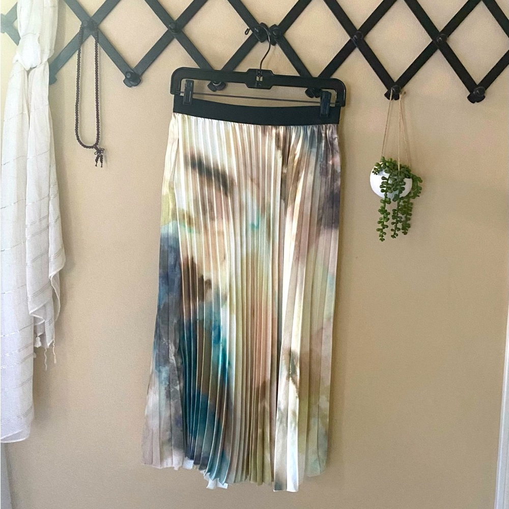 Pleated S midi skirt